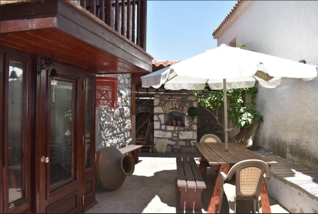Wood And Stone In The Path Of Lava Villa Antissa Luaran gambar